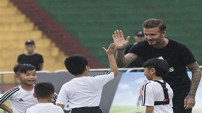 ديفيد بيكهام يستعرض مهاراته في مدرسة ابتدائية