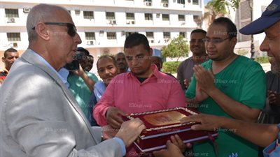 محافظ أسوان يطالب العاملين المؤقتين ببذل مزيد من الجهد والعمل (فيديو وصور)