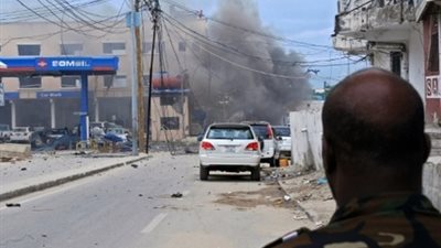 8 قتلى في انفجار لغم أثناء مرور حافلة صغيرة في غرب مقديشو