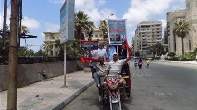 تروسيكل يحمل أعلام مصر ويجوب شوارع الإسكندرية احتفالا بـ