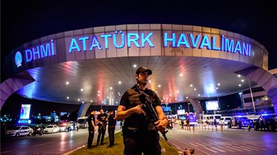  لحظة هجوم مسلحين بمطار أتاتورك 