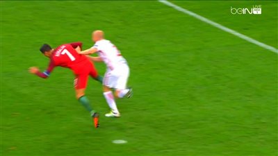 بالفيديو.. رونالدو يعترض على حكم لقاء بولندا بسبب ركلة جزاء 