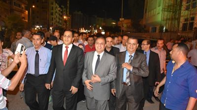 محافظ البحيرة يصافح أهالي دمنهور ويهنئهم بذكرى 30 يونيو (صور)