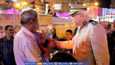 الشرطة توزع الورود بشوارع 