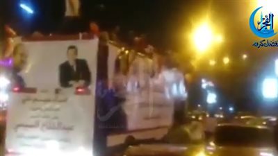 عبدالرحيم علي يتجول بأتوبيس داخل ميدان مصطفى محمود احتفالا بـ30 يونيو (فيديو) 