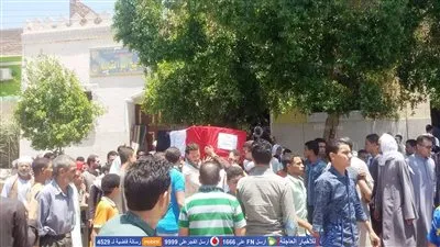 المئات من أهالي منقباد يشيعون جثمان شهيد الفرافرة في أسيوط (صور)