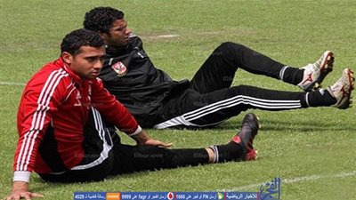 بالصور.. أحمد عادل يحرج شريف إكرامي ويول في مران الأهلي