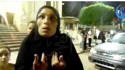 بكاء سيدتين بعد هروب محافظ الإسكندرية من استغاثتهما (فيديو)