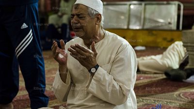 الآلاف يصلون تراويح ليلة القدر في مسجد عمرو بن العاص