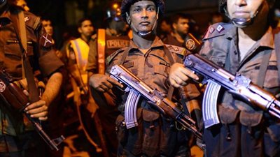 شرطة بنجلادش تبدأ عملية تحرير رهائن مطعم 