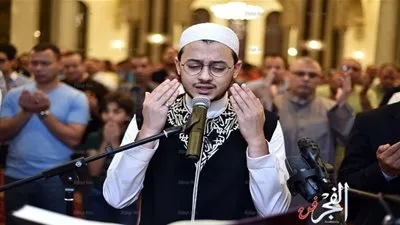 بالصور.. المنشد مصطفى عاطف يؤم المصلين في 