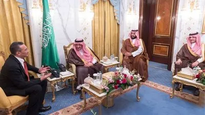 ولي العهد يستقبل وزير الدفاع الماليزي 