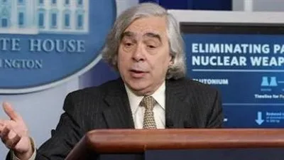 وزير الطاقة الأمريكي يتوقع بعد لقاء الفالح توازن النفط في 2017