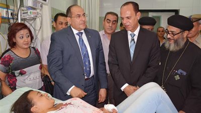 محافظ سوهاج يطمئن على حالة طالبة طعنها موظف أمام كنيسة ماري جرجس