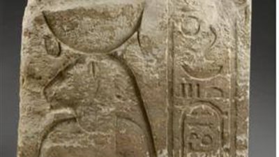 مصر تستعيد لوحة حجرية قبل بيعها بأحد صالات المزادات بباريس