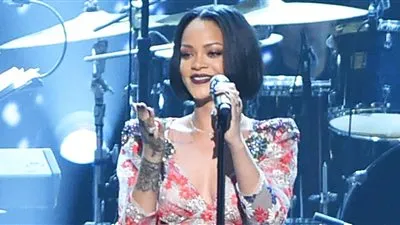 ريهانا تداعب جمهورها خارج موقع حفلتها بتوزيع البيتزا