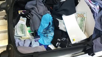 ضبط 28 ألفا و500 دولار و3 آلاف يورو بحوزة راكب في مطار القاهرة