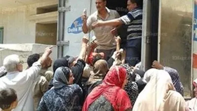 إقبال كبير على سيارات بيع السلع التموينية بمدينة كفر سعد 