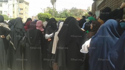 زحام أمام مكاتب بريد كفرالشيخ وبنك ناصر لقبض المعاشات وفوائد دفاتر التوفير (صور)