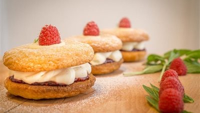 كحك العيد: بسكويت جوز الهند المحشو بالكريمة والمربى    