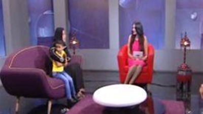 والدة طفل مصاب بفقدان السمع: نفسي ابني يعيش وسطنا زي بقيت الأطفال