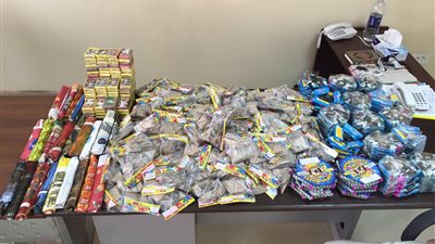 ضبط عامل قبل ترويجه 8 آلاف صاروخ وألعاب نارية ليلة العيد بالمنصورة 