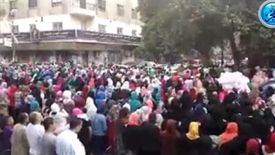 آلاف المصلين يؤدون صلاة العيد بمسجد عمرو بن العاص (فيديو)