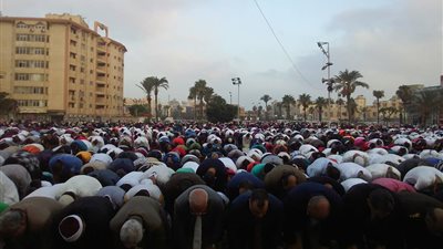 المئات من أبناء كفر الشيخ يؤدون صلاة عيد الفطر بـ298 ساحة