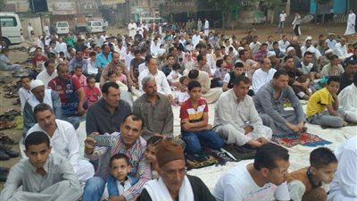الآلاف يؤدون صلاة العيد بمساجد وساحات الشرقية (صور) 