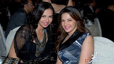 دنيا سمير غانم وشقيقتها يحتفلان بحفل زواجهما معا 