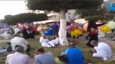 المئات ببورفؤاد يؤدون صلاة العيد بالمسجد الكبير وسط حالة من الفرحة (فيديو) 