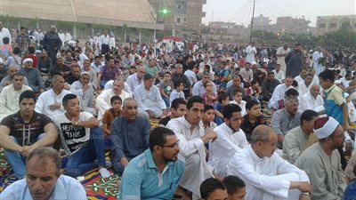 القيادات التنفيذية بههيا يؤدون صلاة العيد في الساحة الرئيسية (صور)  