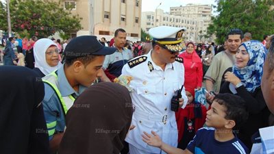 مدير مرور بورسعيد يوزع الحلوى على الأطفال عقب صلاة العيد (صور) 