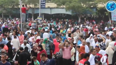 احتفالات بساحة مسجد مصطفى  محمود عقب انتهاء صلاة العيد (فيديو)