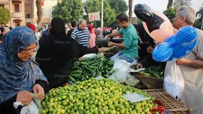 بائعون جائلون بساحات المساجد.. للفرحة طعم آخر (فيديو وصور)