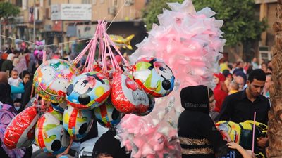 فرحة الآلاف بالعيد في مسجد عمرو ابن العاص (فيديو وصور)