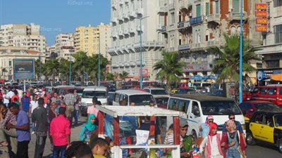 سائقو الأجرة يستغلون الشلل المروري بكورنيش الإسكندرية ويرفعون التسعيرة (صور)
