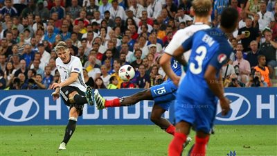 بالفيديو.. حارس فرنسا يتصدى لصاروخية شفاينشتايجر 