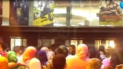 فوضى أمام سينمات الإسكندرية لتأخر فتح الأبواب (فيديو وصور)