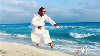 تامر هجرس يحتفل بالعيد على البحر بـ