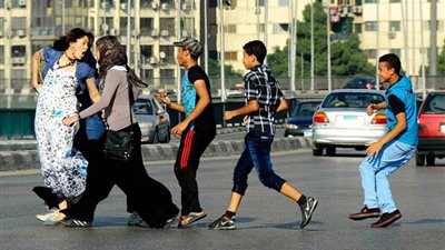 رجال يرقصون بزي النساء.. وصبية يتحرشون بالفتيات.. عادات شوهت العيد بمصر