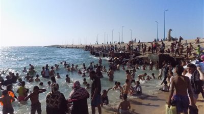 شكاوى من المصطافين بالإسكندرية بسبب المعاكسات في ثالث أيام العيد (فيديو وصور)