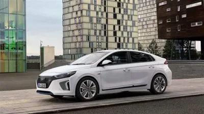 هيونداي تزيح الستار عن سيارتها المدمجة Ioniq 