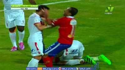 بالفيديو.. تدخل عنيف من وليد سليمان على محمد عادل جمعة - كلاسيكو مصر