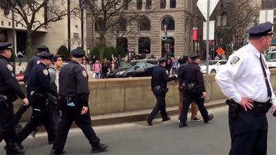 احتجاجات على عنف الشرطة في مدن أمريكية تغلق الطرق