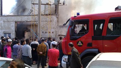 الحماية المدنية  تسيطر على حريق هائل في جراج سيارات بالإسكندرية