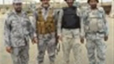 ولي العهد يعايد جنديا بالخطوط الأمامية بترقية ووسام الشجاعة