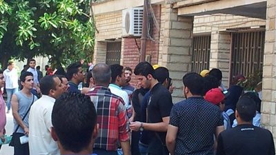 تكدس أمام مكاتب التنسيق لسحب استمارات اختبارات القدرات بجامعة المنصورة