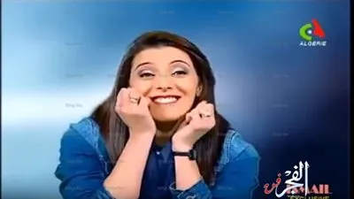 مذيعة جزائرية تؤدي حركات غريبة وتخرج عن اللائق أمام الكاميرا (فيديو) 