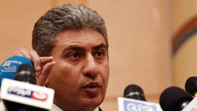 وزير الطيران يستقبل الطائرة الشمسية 